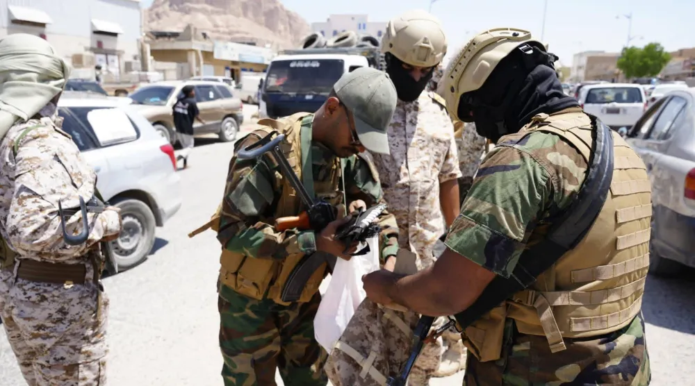 صرامة في تنفيذ قرار منع حمل السلاح والتجول به في حضرموت (الإعلام العسكري اليمني)
