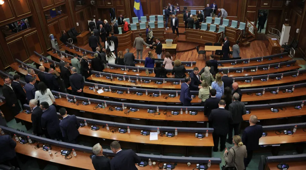 أعضاء برلمان كوسوفو بعد فشلهم في انتخاب رئيس جديد يوم أمس (رويترز)