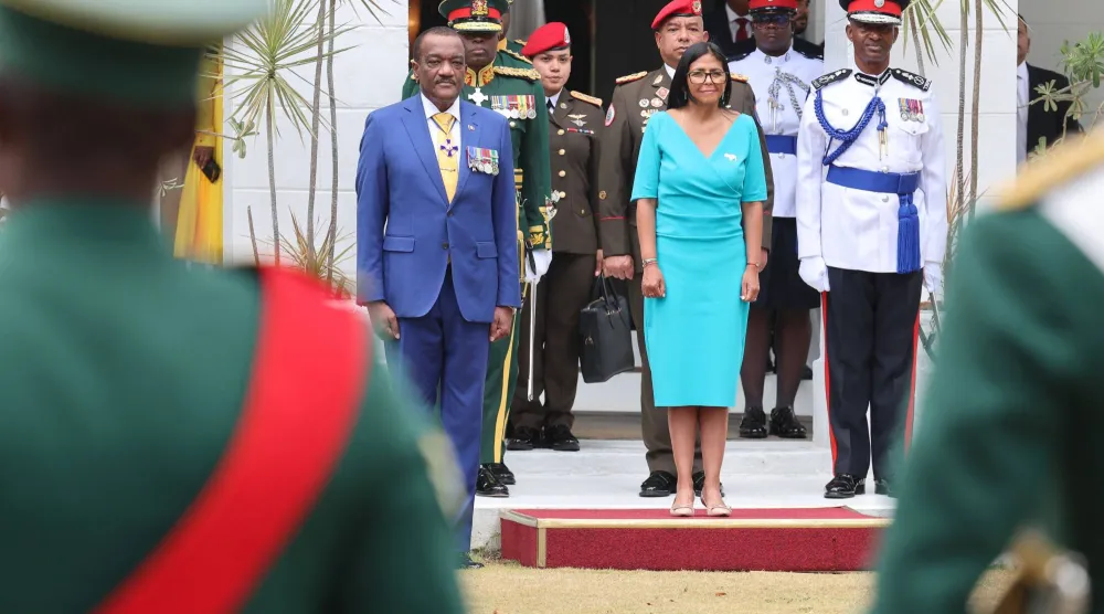 رئيسة فنزويلا المؤقتة ديلسي رودريغيز ورئيس بربادوس جيفري بوستيك خلال زيارة رسمية في بريدجتاون يوم أمس (ا.ف.ب)