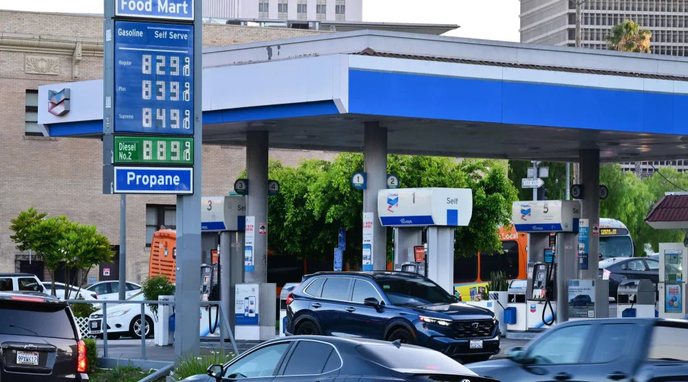 رُصدت أسعار البنزين في محطة وقود في لوس أنجلوس تتجاوز 8 دولارات للغالون (أ.ف.ب)