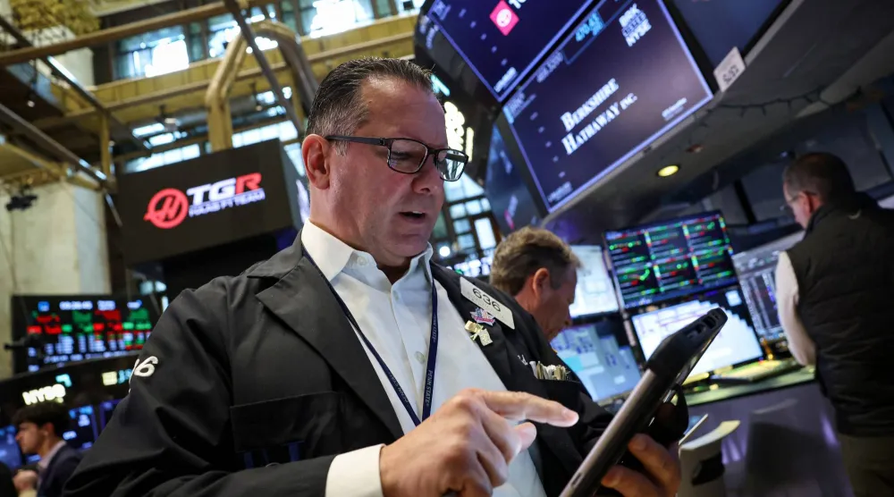 متداول في بورصة نيويورك (رويترز)