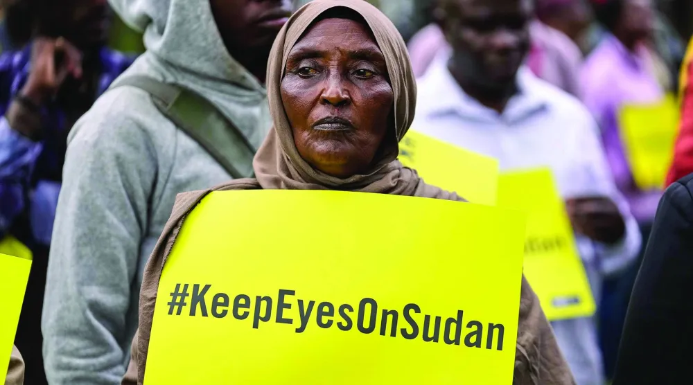 سودانية ترفع لافتة خلال فعالية في نيروبي بكينيا بمناسبة دخول الحرب بالسودان عامها الرابع 15 أبريل 2026 (أ.ب)