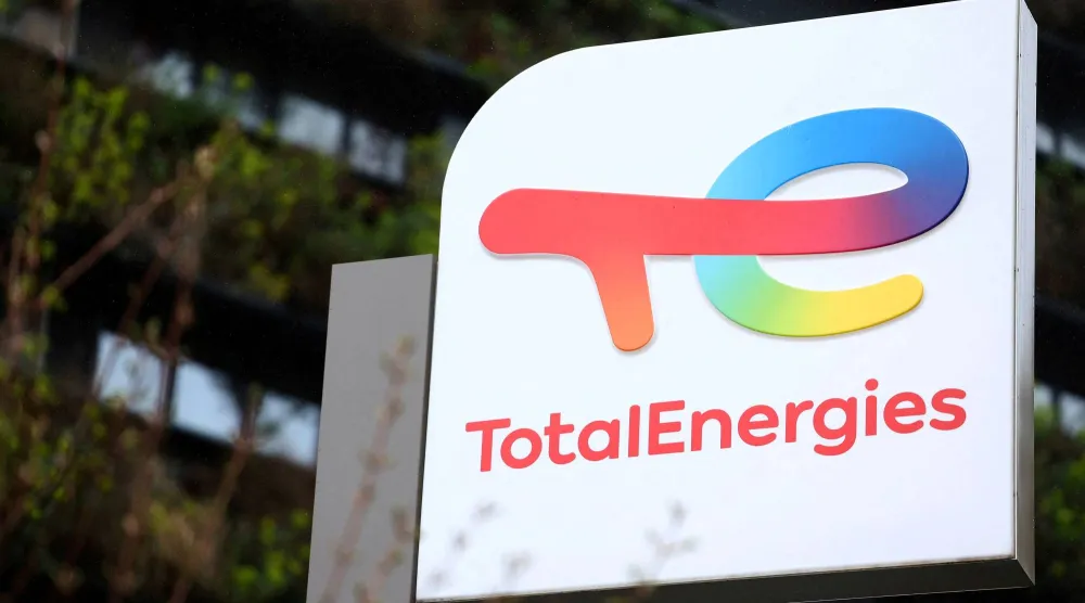 شعار «توتال إنرجيز» يظهر على محطة وقود في باريس (رويترز)