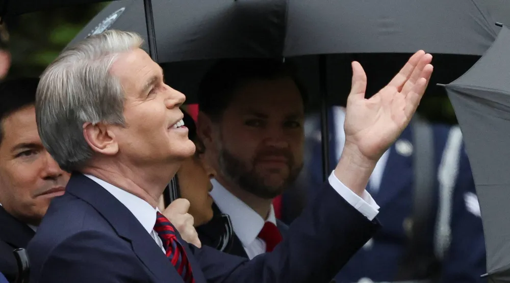 بيسنت يتفاعل مع تجمع الناس لحضور مراسم استقبال ملك بريطانيا تشارلز والملكة كاميلا في الحديقة الجنوبية للبيت الأبيض (رويترز)