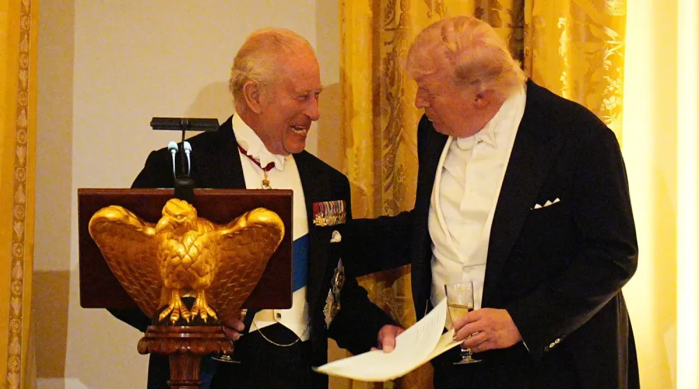 Kral 3. Charles, Washington D.C.’deki Beyaz Saray’da Kral 3. Charles ve Kraliçe Camilla onuruna düzenlenen yemekte ABD Başkanı Donald Trump ile sohbet ediyor. (DPA)