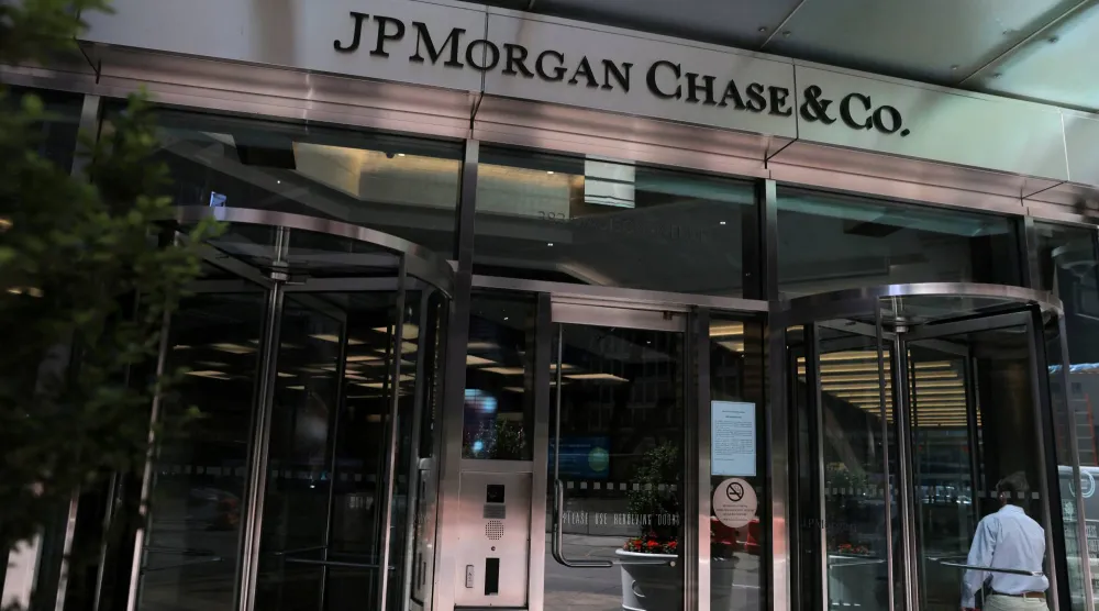 لوحة تعرض أسعار الوقود خارج محطة بنزين في طوكيو (رويترز)