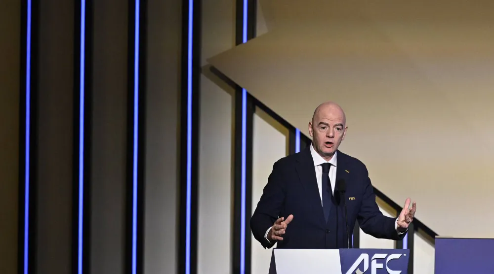 جياني إنفانتينو رئيس «فيفا» يحدث في فانكوفر (رويترز)