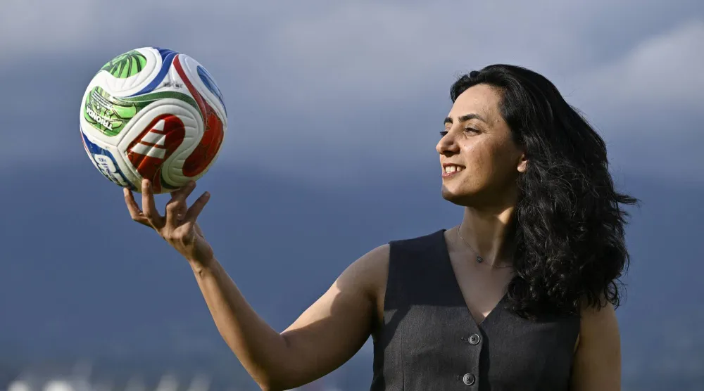 خالدة بوبال تمسك بكرة القدم التي ستفتح الآفاق للاعبات منتخب أفغانستان عالمياً (رويترز)