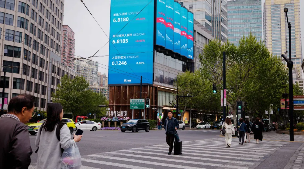 شاشة عملاقة تعرض حركة الأسهم في مدينة شنغهاي الصينية (إ.ب.أ)