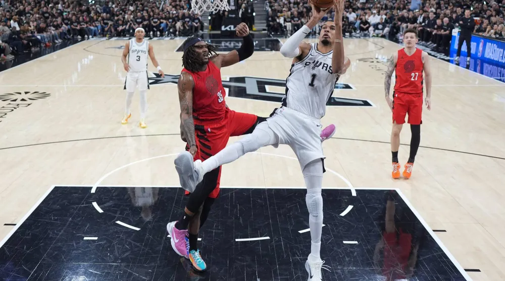 قاد فيكتور ويمبانياما فريقه سان أنتونيو سبيرز لبلوغ الدور الثاني من «بلاي أوف» (أ.ب)