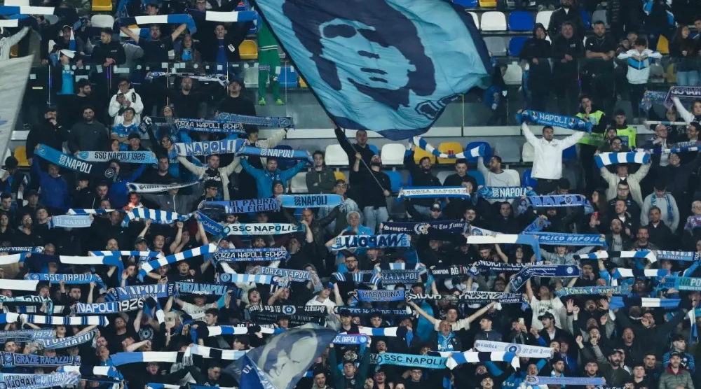 جماهير نابولي ترفع صورة الأسطورة الأرجنتيني دييغو أرماندو مارادونا خلال مباراة في الدوري الإيطالي (أ.ف.ب)