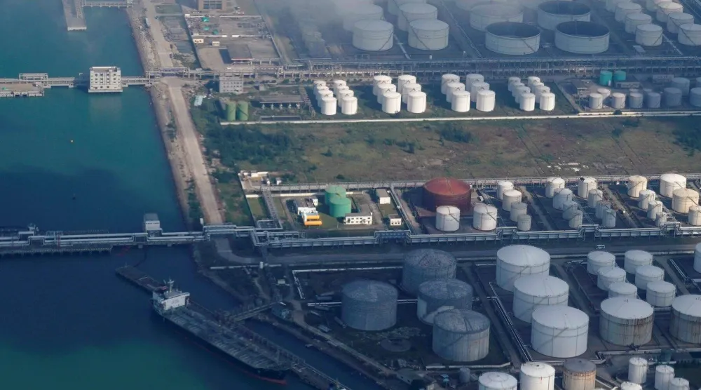 خزانات النفط والغاز في مستودع للنفط بميناء في تشوهاي بالصين (رويترز)