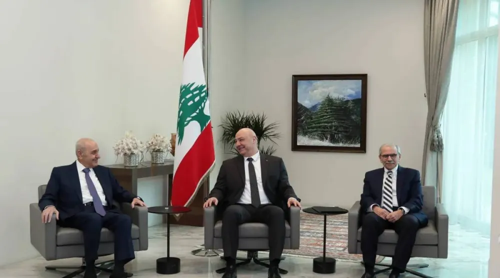 الرئيس اللبناني جوزيف عون يتوسط رئيس البرلمان نبيه بري ورئيس الحكومة نواف سلام (أرشيفية - الرئاسة اللبنانية)