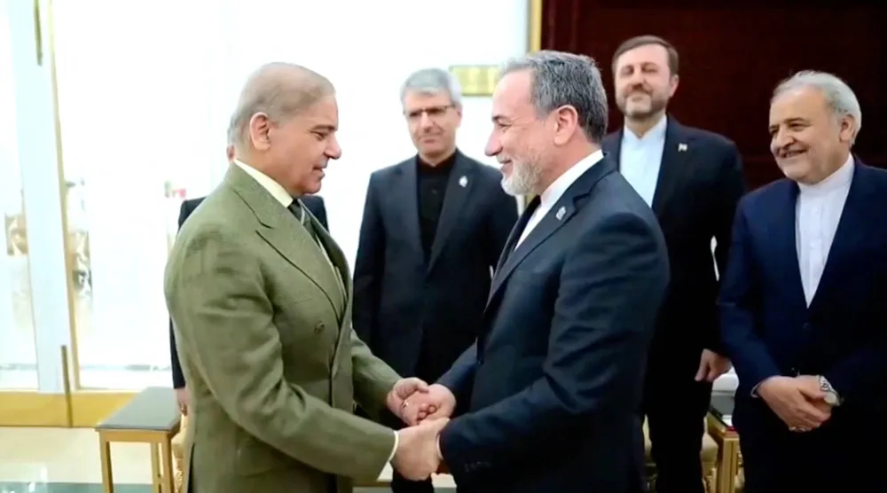 وزير الخارجية الإيراني عباس عراقجي التقى رئيس الوزراء الباكستاني شهباز شريف في إسلام آباد (رويترز)