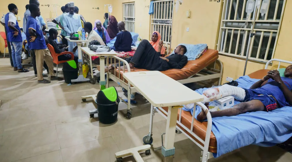 مصابون يتلقون العلاج بعد تعرض السوق المحلية في مدينة جيلي الواقعة بولاية بورنو لضربة جوية أسفرت عن مقتل أكثر من 100 شخصٍ في 12 أبريل (أ.ب)