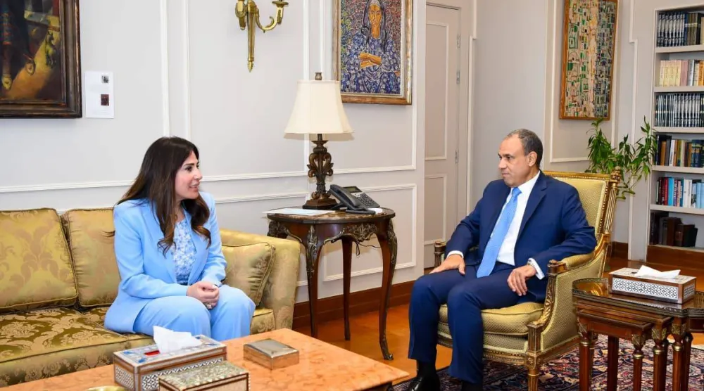 وزير الخارجية المصري بدر عبد العاطي خلال لقاء مع وزيرة الإسكان في القاهرة الأربعاء (صفحة وزارة الخارجية على فيسبوك)