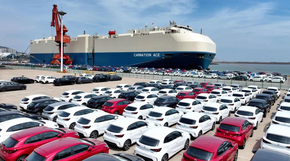 سيارات معدة للتصدير في ميناء ليانيينغانغ شرق الصين (أ.ف.ب)