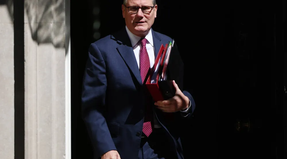 رئيس الوزراء البريطاني كير ستارمر يغادر مقر رئاسة الوزراء (إ.ب.أ)