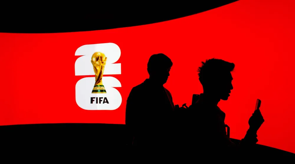 فتح «فيفا» مناقشات بشأن إلزام جميع الفرق بإشراك لاعب شاب محلي واحد على الأقل طوال المباريات (أ.ب)