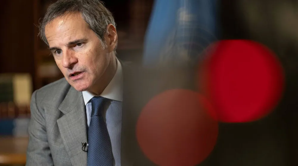 غروسي يتحدث خلال مقابلة خاصة في مقر الوكالة الدولية للطاقة الذرية في فيينا (أ.ب)