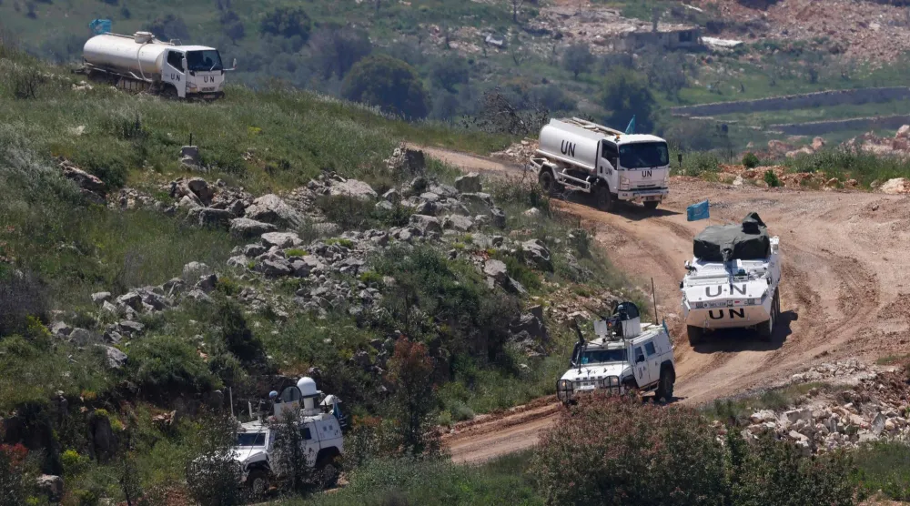 قافلة تضم آليات لقوات «اليونيفيل» في المنطقة الحدودية في إسرائيل في جنوب لبنان (أ.ف.ب)