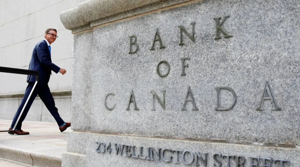 محافظ «بنك كندا» تيف ماكليم يسير خارج المبنى في أوتاوا (رويترز)