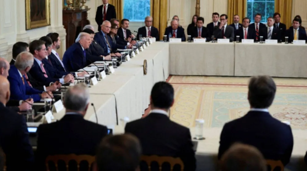 ترمب يتحدث خلال اجتماع مع مسؤولين تنفيذيين في قطاع النفط بالبيت الأبيض يوم 9 يناير 2026 (رويترز)