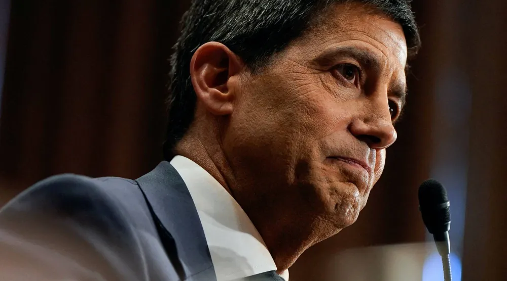 وارش يحضر جلسة استماع للجنة المصرفية بمجلس الشيوخ للإدلاء بشهادته في 21 أبريل (رويترز)