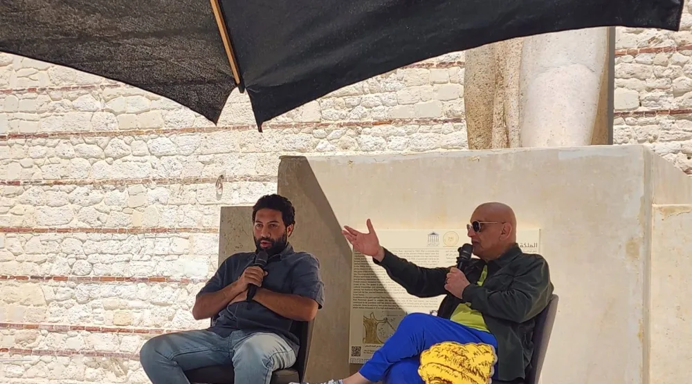 خيري بشارة متحدثاً في «ماستر كلاس» بإدارة المخرج عمر الزهيري (مهرجان الإسكندرية للفيلم القصير)