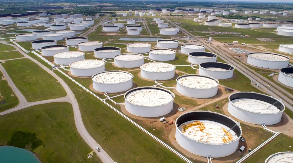  خزانات تخزين النفط الخام في صورة جوية لمركز كوشينغ النفطي بأوكلاهوما (رويترز)