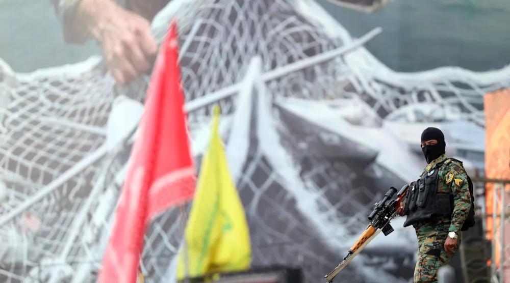 جندي يقف فوق سيارة خلال تظاهرة نظمتها السلطات لدعم المرشد الجديد مجتبى خامنئي في طهران الأربعاء (إ.ب.أ)