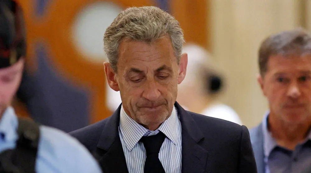 الرئيس الفرنسي السابق نيكولا ساركوزي مغادراً قاعة المحكمة (رويترز)