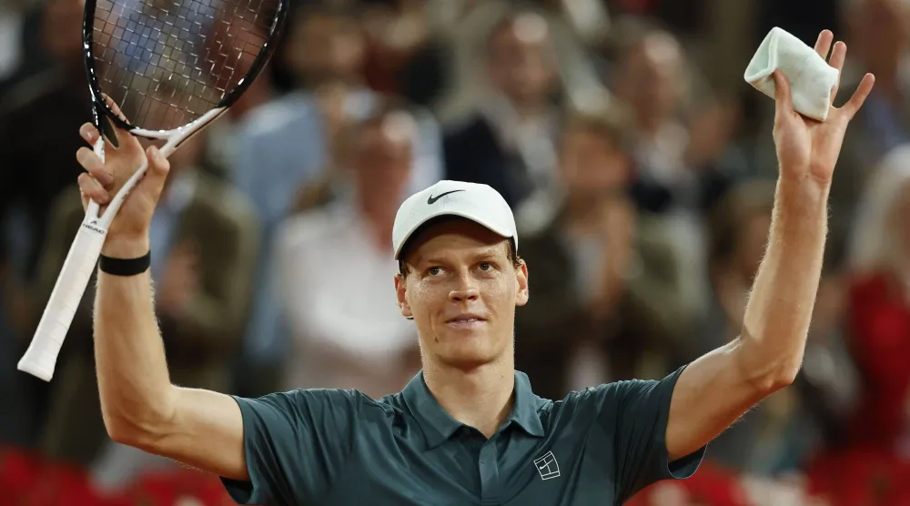 سينر محتفلاً بالفوز (إ.ب.أ)