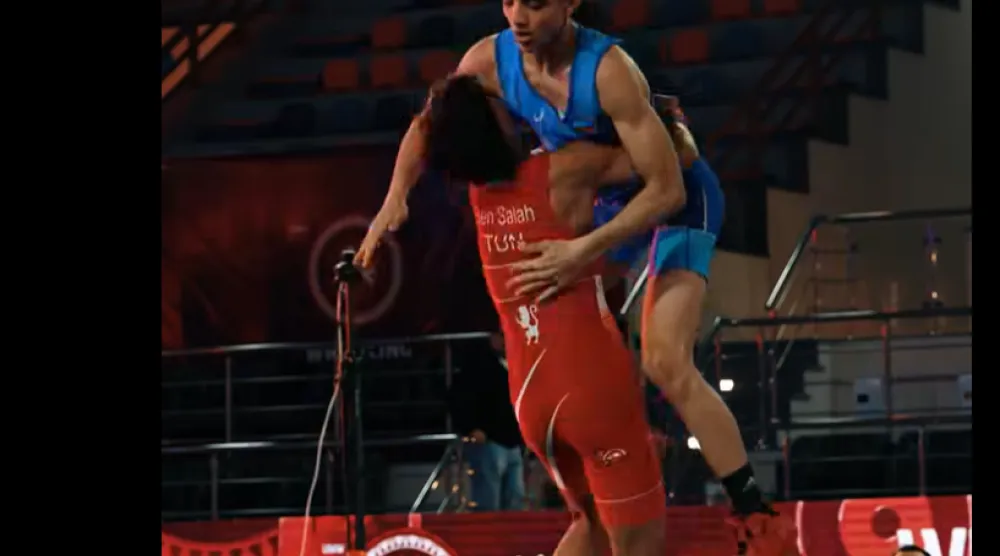 اللاعب المصري عبد الله حسونة خلال المباراة (الاتحاد الدولي للمصارعة)