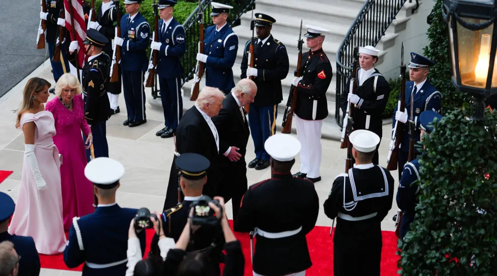 ترمب مستقبلاً الملك تشارلز والملكة كاميلا في البيت الأبيض يوم 28 أبريل (أ.ب)