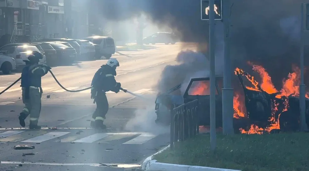 اشتعال النيران في سيارة بمنطقة بيلغورود الروسية بعد غارة أوكرانية (أرشيفية - أ.ف.ب)