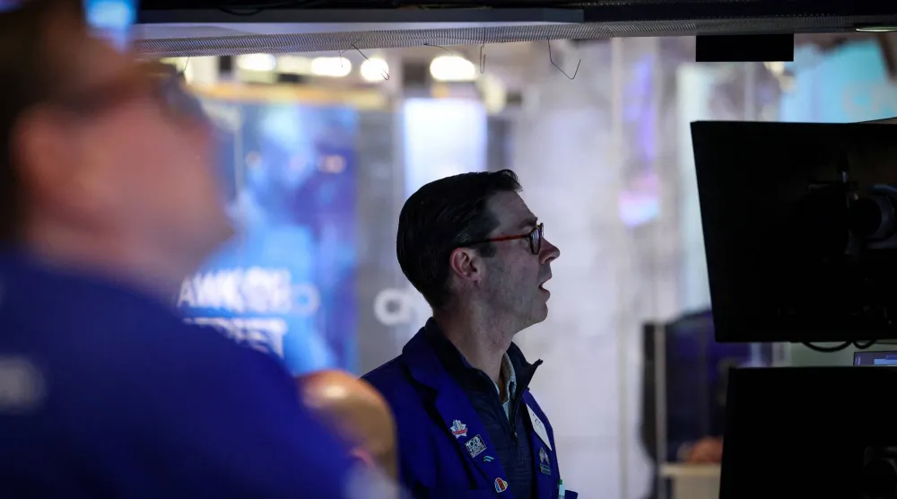 متداولون يعملون في بورصة نيويورك (رويترز)