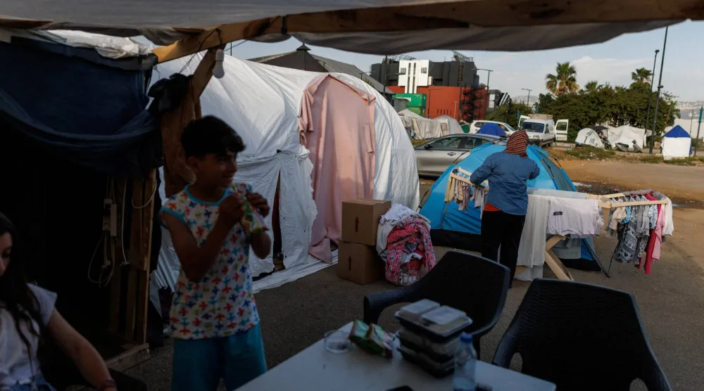 نازحون من جنوب لبنان في مخيم مؤقت في بيروت (رويترز)