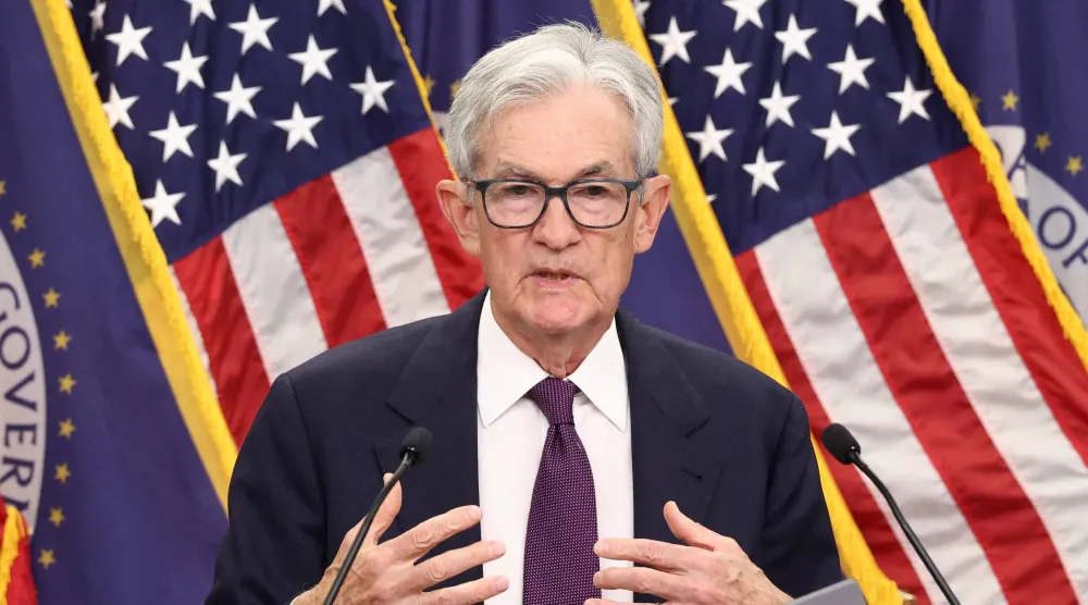 باول يتحدث في مؤتمره الصحافي عقب قرار تثبيت الفائدة (رويترز)