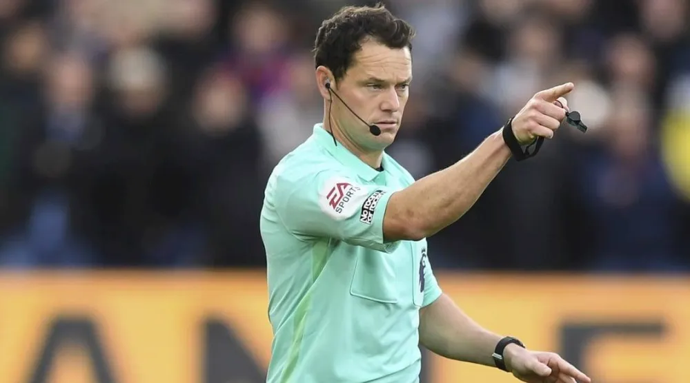 الحكم دارين إنغلاند (نادي برينتفورد)