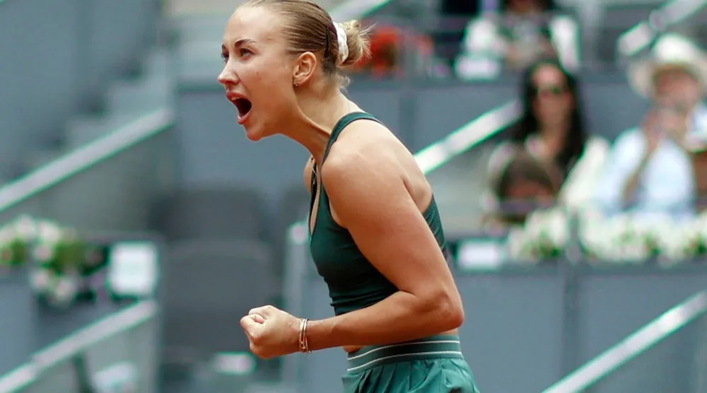 أناستاسيا بوتابوفا تتفاعل خلال مباراتها في فردي السيدات ضمن بطولة مدريد المفتوحة (أ.ف.ب)