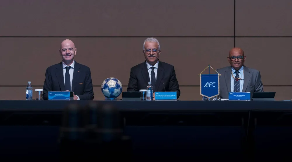 سلمان آل خليفة وانفانتينو خلال الاجتماع (الشرق الأوسط)