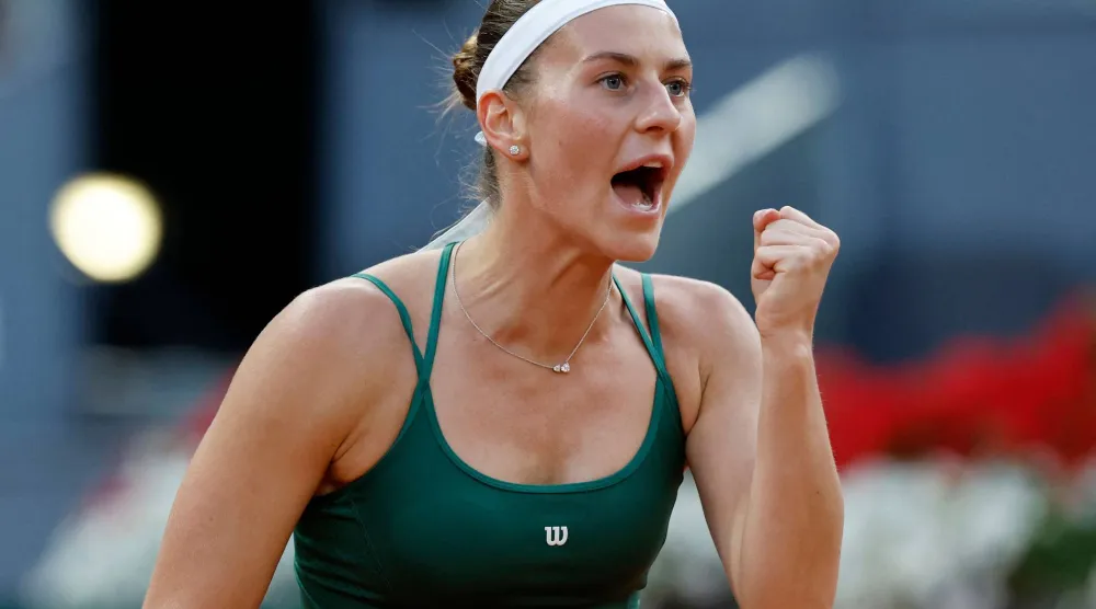 مارتا كوستيوك تتفاعل خلال مباراتها أمام التشيكية ليندا نوسكوفا (أ.ف.ب)