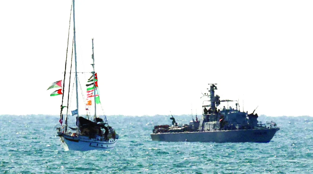 قطعة عسكرية تابعة للبحرية الإسرائيلية ترافق إحدى سفن «أسطول الصمود» إلى ميناء أشدود بعد اعتراضها أكتوبر الماضي (رويترز)