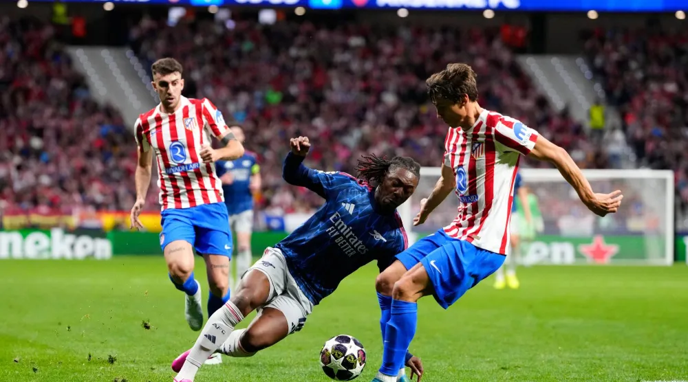 إيبيريتشي إيزي لاعب أرسنال يسقط أرضًا (أ.ب)