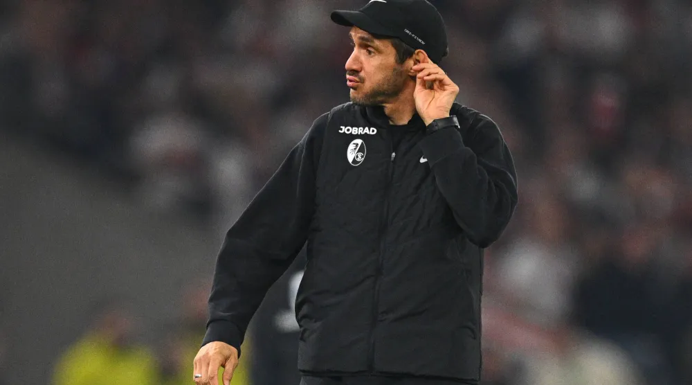 شوستر يتفاعل على خط التماس خلال مباراة نصف نهائي كأس ألمانيا لكرة القدم بين شتوتغارت وفرايبورغ (د.ب.أ)