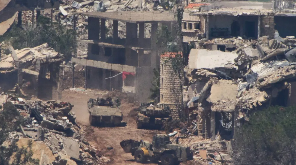 آليات عسكرية إسرائيلية في جنوب لبنان كما بدت من شمال إسرائيل أمس (أ.ب)