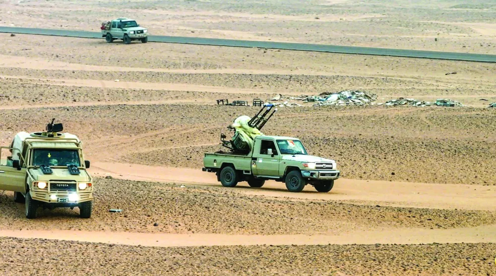 آليات عسكرية في دورية على الحدود الجنوبية الغربية الليبية (إعلام القيادة العامة)