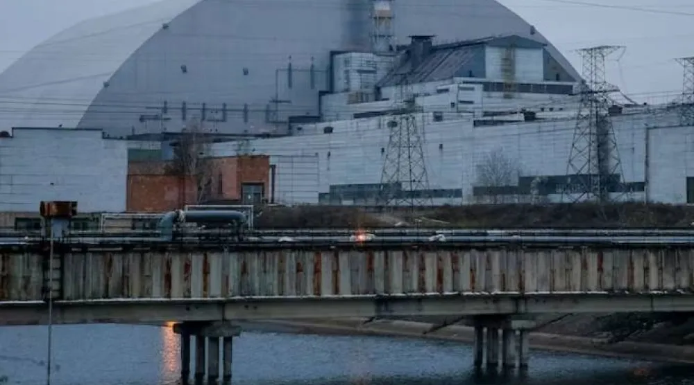 يُظهر منظر عام هيكل الاحتواء الآمن الجديد (NSC) فوق التابوت القديم الذي يغطي المفاعل الرابع التالف بمحطة تشرنوبل للطاقة النووية (أرشيفية - رويترز)