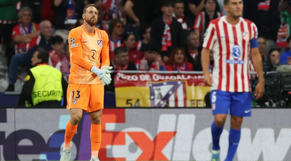 يظهر يان أوبلاك حارس مرمى أتلتيكو مدريد متأثراً بعد تسجيل فيكتور جيوكيريس الهدف الأول لأرسنال (رويترز)